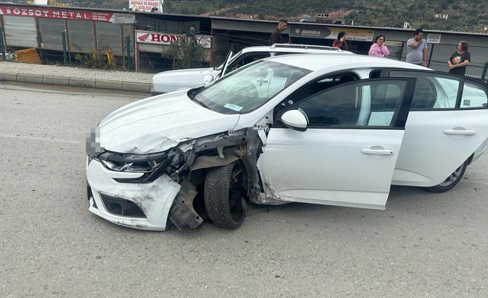 Gazipaşa'da iki otomobil çarpıştı: 2 yaralı!