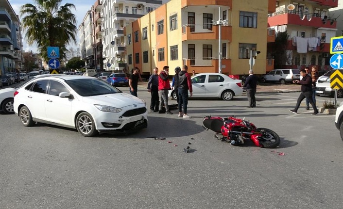 Motosiklet ile otomobil çarpıştı: 1 yaralı!