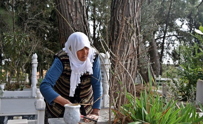 Raziye Teyze 12 senedir her sabah mezarları temizliyor