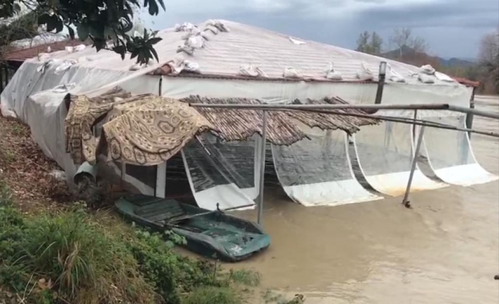 Turuncu kodla uyarılan Antalya'da tarlalar ve yollar göle döndü!