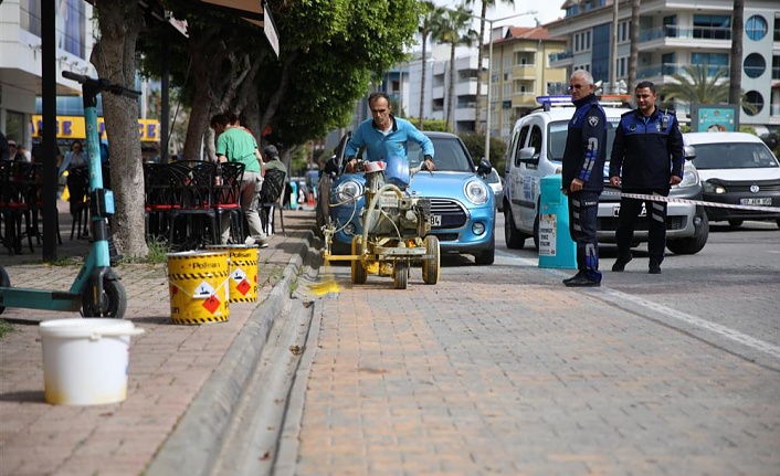 ALANYA BELEDİYESİ DURAK ÖNLERİNİN BOYASINI YENİLİYOR