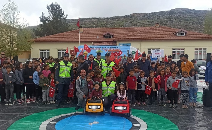 Alanya’da jandarma öğrencilere trafik eğitimi verdi