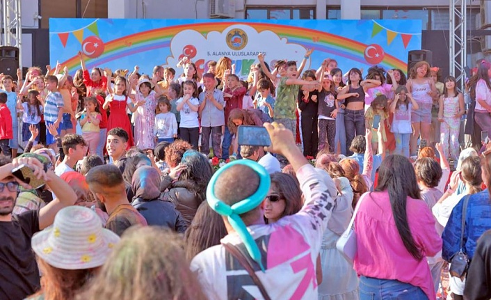 ALANYALI ÇOCUKLAR ÖNCE COLOR FEST’DE ARDINDAN UÇURTMA ŞENLİĞİNDE EĞLENDİ