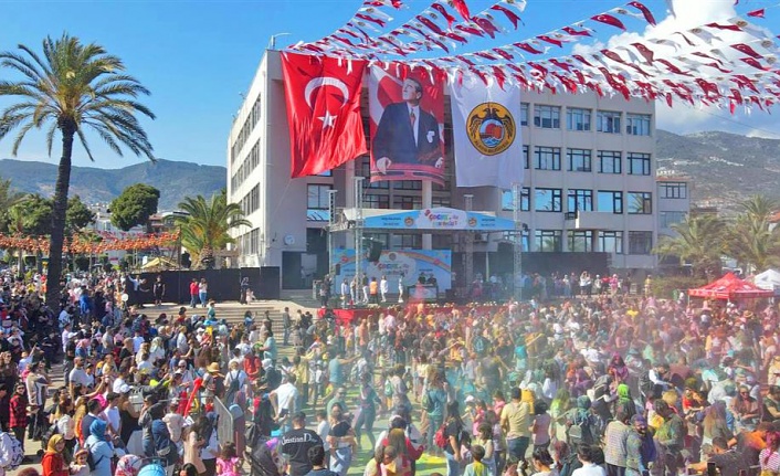 Başkan Yücelin 23 nisan için yaptığı etkinlik Türkiye'ye ses getirdi