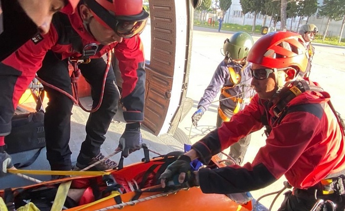 Düşen paraşütçüye jandarma helikopteriyle kurtarma