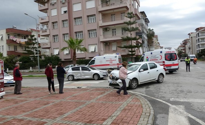 Manavgat'ta 2 otomobil çarpıştı: 1 yaralı