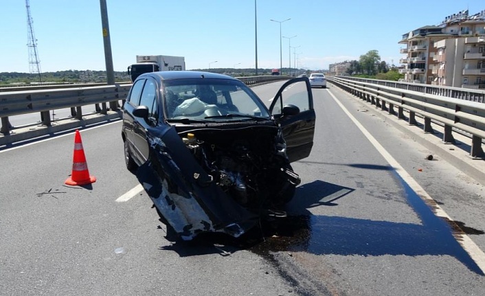 Sürücüsünün hakimiyetini kaybettiği otomobil bariyerlere çarptı