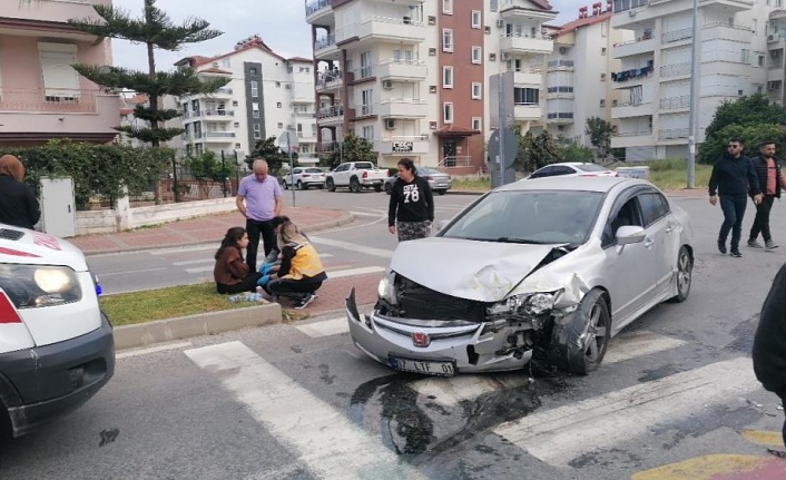 Ticari taksi ile otomobil çarpıştı: 2 yaralı