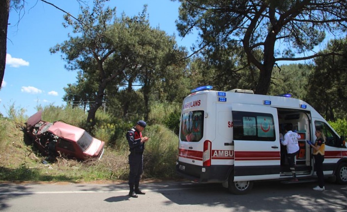 Toprak yığınına çarpan otomobil hurdaya döndü: 1'i ağır 2 yaralı !