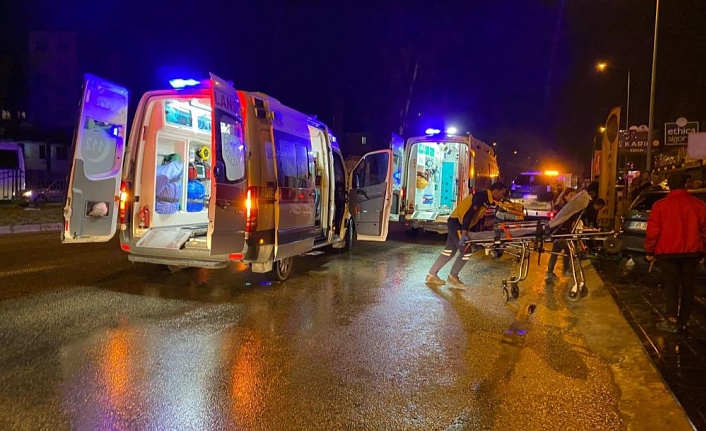 Trafik kazasında etraf savaş alanına döndü: 4 yaralı!