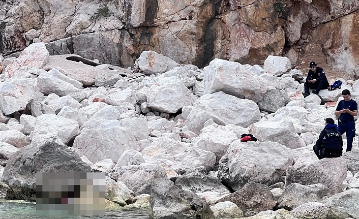 Turistler fark etti, adada kadın cesedi bulundu