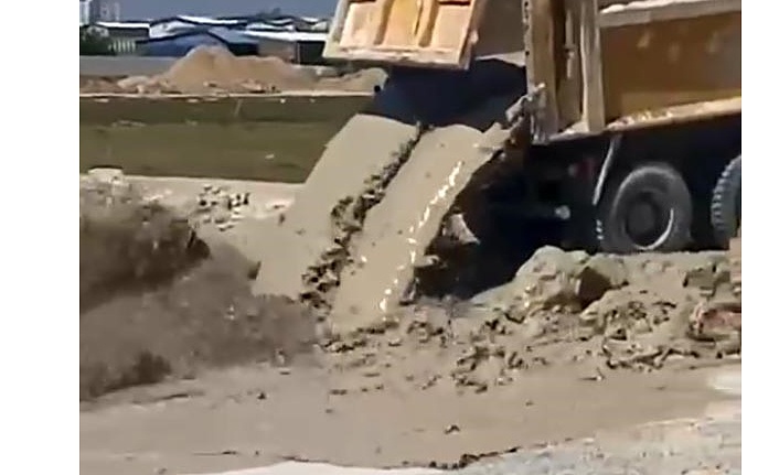 Yavru köpeklere beton atık suyu katliamı !