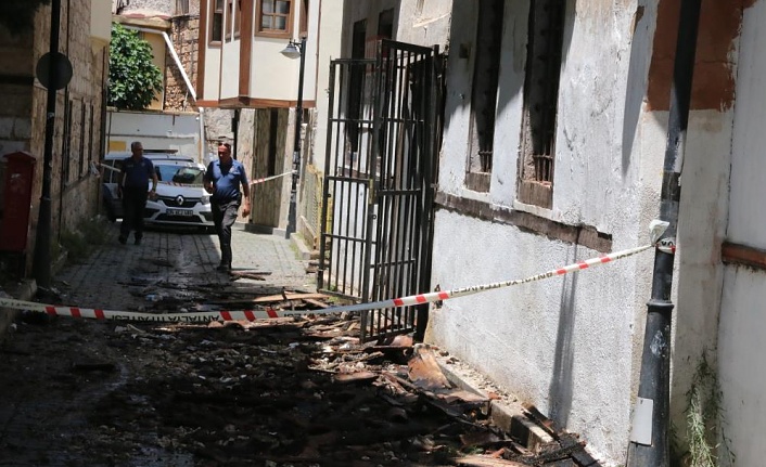 22 milyon liraya satışta olan tarihi binadaki yangın geceyi aydınlattı