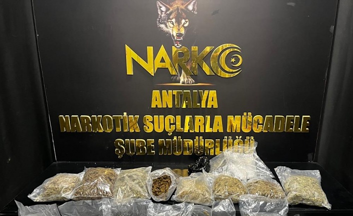 Antalya'da 8,5 kilogram esrar, 20 gram kokain maddesi ele geçirildi