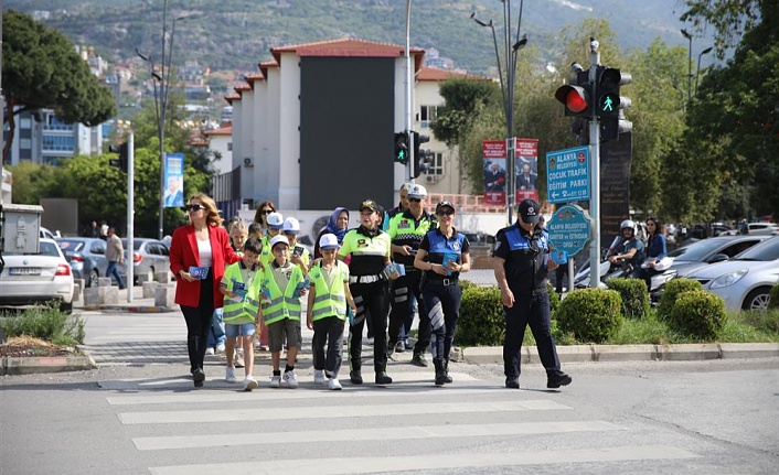 ALANYA BELEDİYESİ’NİN OKULLARDAKİ TRAFİK EĞİTİMİ SÜRÜYOR