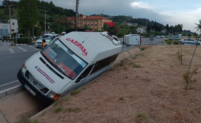 Alanya'da feci kaza ! yolcu minibüsüyle kamyonet çarpıştı: 9 yaralı