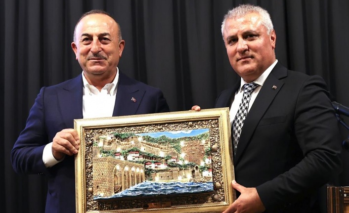 Bakan Çavuşoğlu, emlak ve inşaat sektörü temsilciyle buluştu