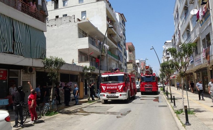 Binalardan tek katlı binanın üzerine atılan çöpler ikinci kez yangın çıkardı