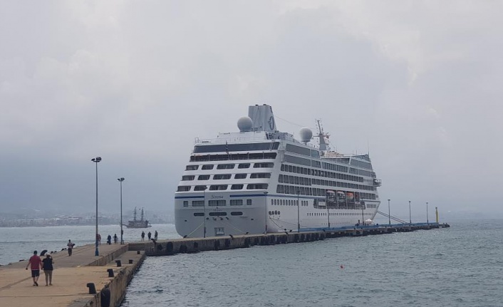 Mürettebatla birlikte bin 26 turisti taşıyan kruvaziyer Alanya'ya demirledi