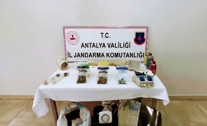 Evinde uyuşturucu üreten şahıs, iş yerinde jandarmaya yakalandı !