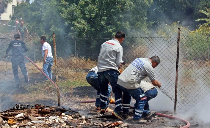 Evlere yönelen otluk yangını mahalleliyi korkuttu !