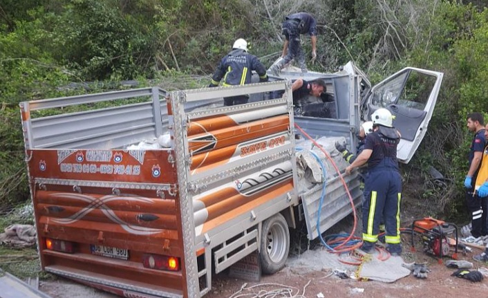 Freni boşalan kamyonet devrildi: 2 ölü, 1 yaralı !