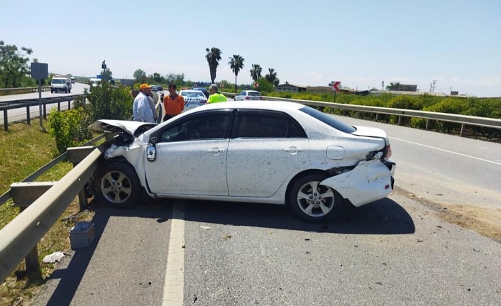 Hatalı sollama yapan otomobil sürücüsü, motosiklete çarptı: 2 yaralı