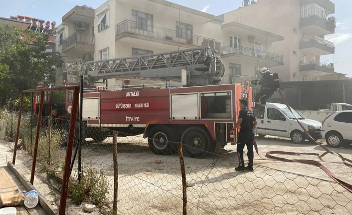 İnşaat halindeki emlak ofisinden çıkan yangın ekipleri alarma geçirdi