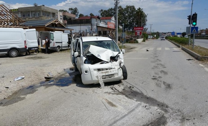 Kapalı kasa kamyonet ticari araçla kafa kafaya çarpıştı: 4 yaralı