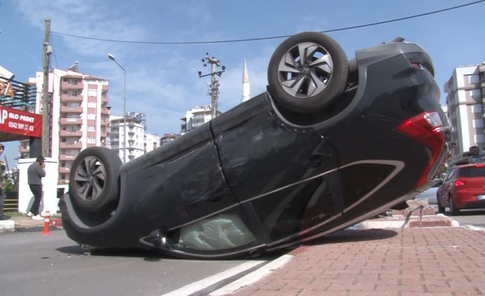 Kavşakta otomobiller çapıştı, takla atan araçtaki sürücü yaralandı