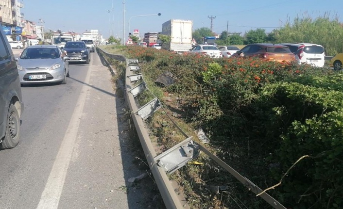 Makas atarken bariyerlere çarpan sürücü otomobilden yaralı çıkarıldı !