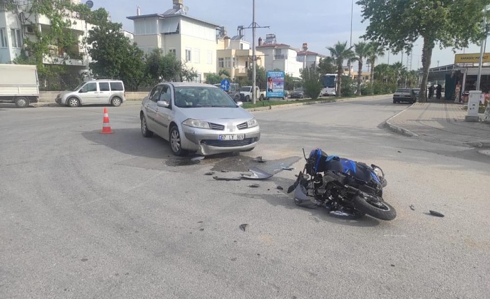 Motosiklet sürücüsü otomobilin altında kalmaktan kıl payı kurtuldu !