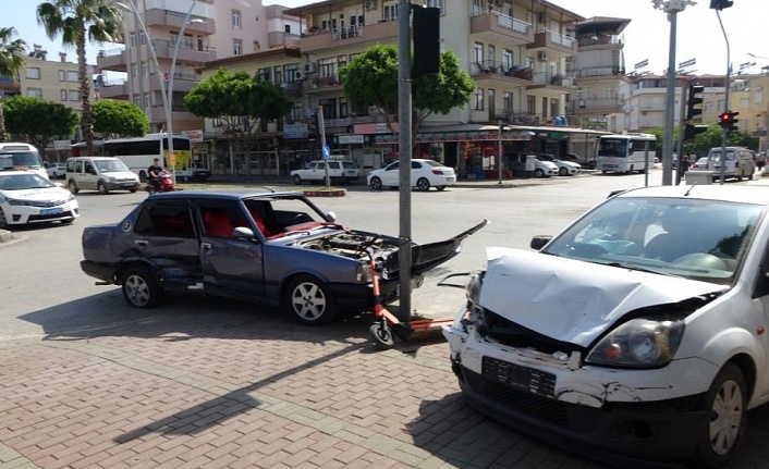 Ters yön kazasında araçlar hurdaya döndü: 4 yaralı