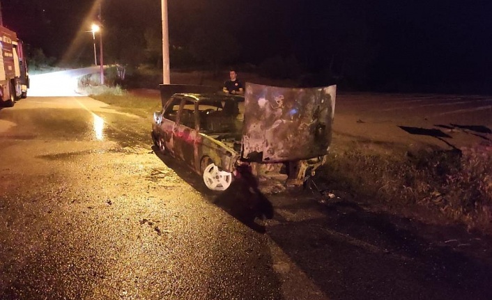 Yol kenarındaki araç yanarak kullanılamaz hale geldi