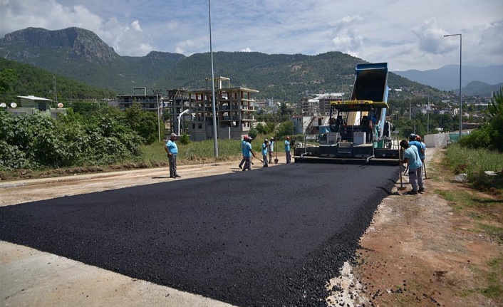 Alanya Belediyesi'nin asfalt çalışmaları Çıplaklı'da devam ediyor