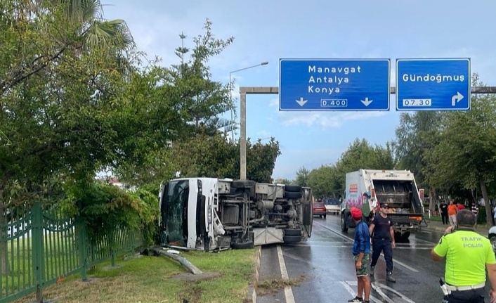 Alanya'da servis otobüsü devrildi, 15 otel çalışanı yaralandı !