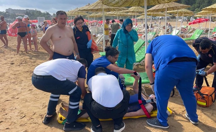 Boğulma tehlikesi geçiren 2 genci cankurtaranlar kurtardı