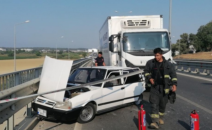 Çarpıp sürüklediği otomobili bariyerlerle arasına sıkıştırdı: 4 yaralı