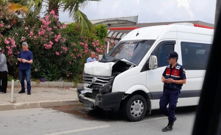 Fren yapan minibüs otoyolu birbirine kattı: 2'si turist 6 yaralı