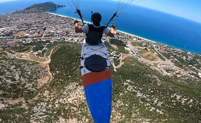 Kanoyla yamaç paraşütü yaptı, yolculuğa denizde devam etti