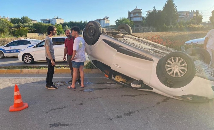 Önüne çıkan araca çarpmamak için refüje çıkıp ters döndü !