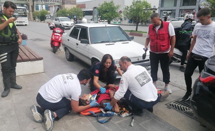 Otomobilin çarpıp kaçtığı motosikletli kurye yaralandı