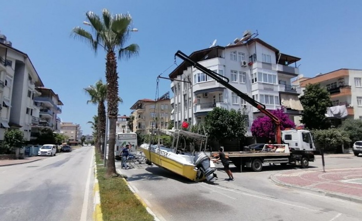 Tekne kazası kara yolunu kapattı