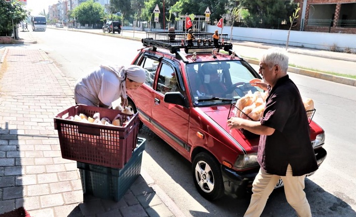 Tuncer öğretmen 20 yıldır 200 ekmek dağıtmadan derse girmiyor