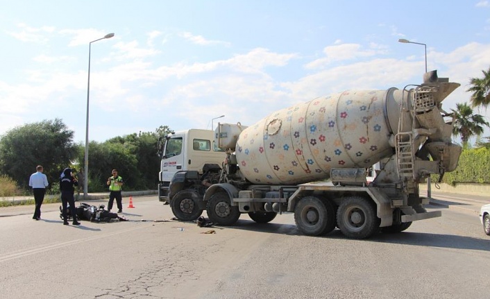 'U' dönüşü yapan beton mikseri motosikletle çarpıştı: 2 yaralı