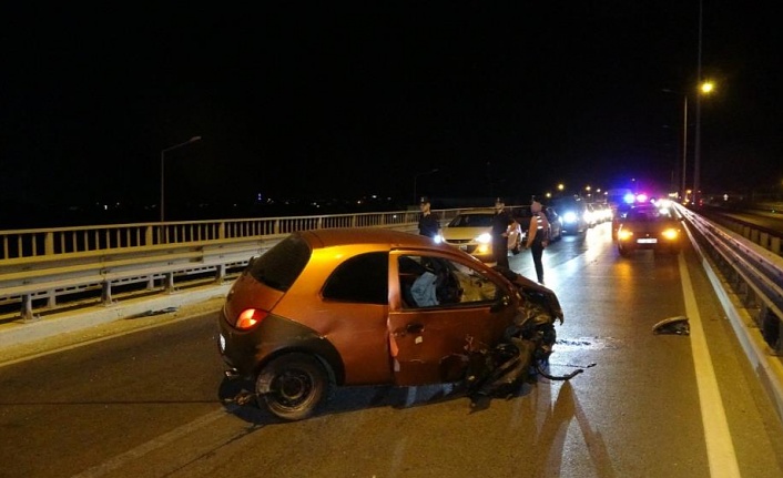 Bariyerlere çarpan sürücü ölümden döndü