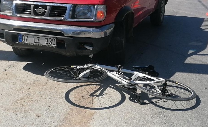 kayan bisiklet kamyonetin altına girdi: 1 yaralı