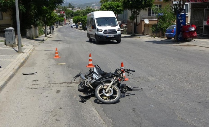 Sürücü belgesi olmayan motosikletli 'U' dönüşü yapan otomobile çarptı