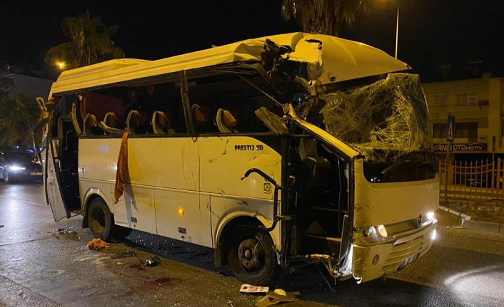 Tur midibüsü araçlara çarptı: Rus uyruklu 1 kişi öldü, 1 kişi yaralandı