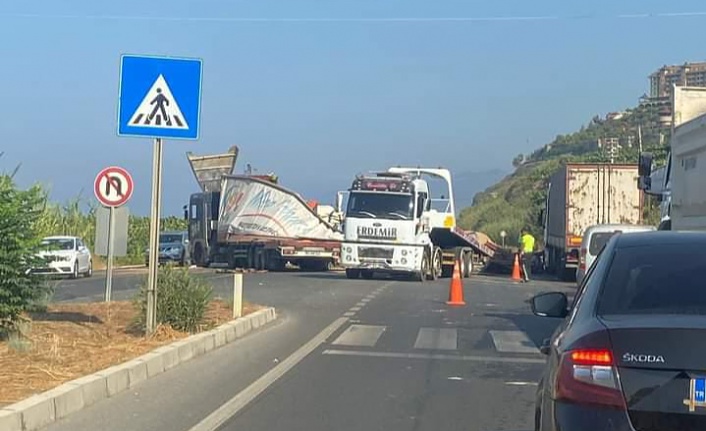 Hakimiyetini kaybeden tır trafiğe engel oldu